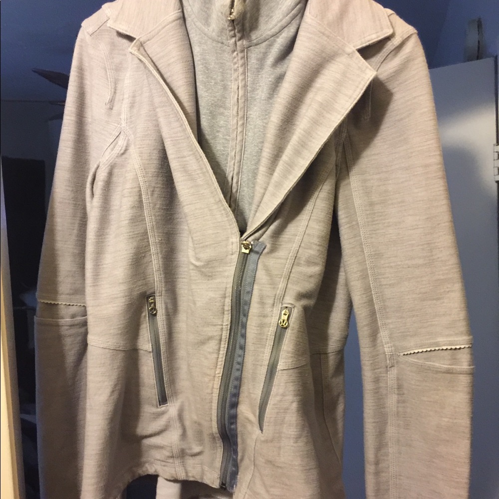 Grey Lululemon 12 jacket ruffle and lower on bum
